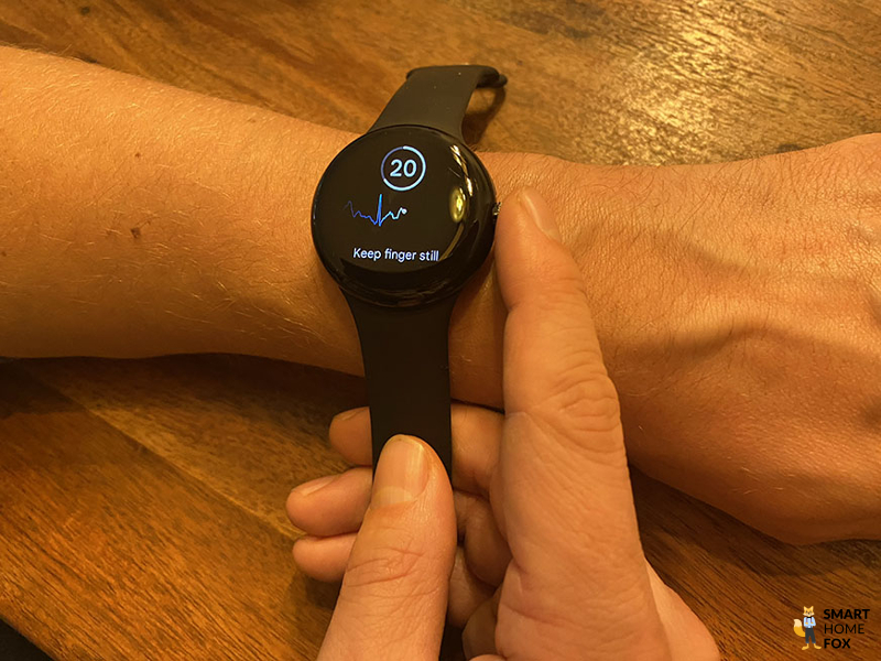 Man sieht, wie ein EKG mit der Google Pixel Watch erstellt wird.